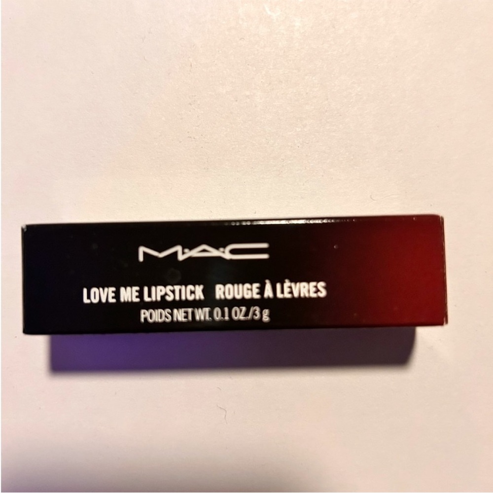 MAC Cosmetics Love Me 💄💋✨
Lipstick Color: "E For Effortless"